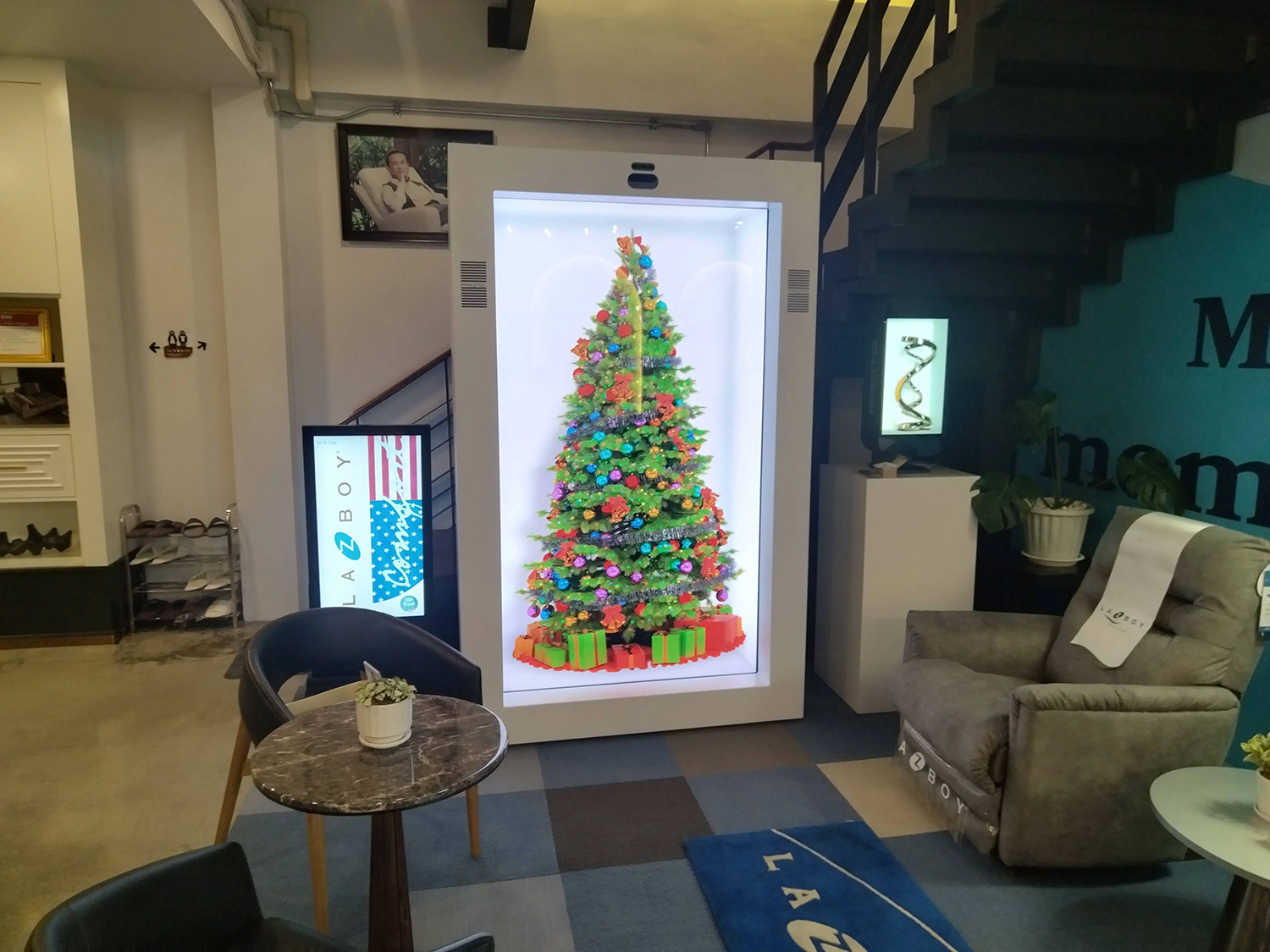 86-inch 4K Transparent Display: 3D Hologram Christmas Tree Helps Increase Coffee Shop Traffic
